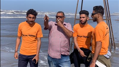 إقبال على شاطئ بورسعيد رغم ارتفاع الأمواج