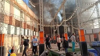 سجاد وخشب وكهارب.. حريق كبير في مركب بلو نايل العائم بالدقهلية | فيديو