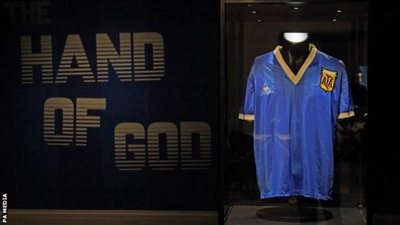 بـ 8.9 مليون دولار.. بيع قميص ماردونا في مزاد علني ليصبح أغلى قطعة رياضية بالعالم