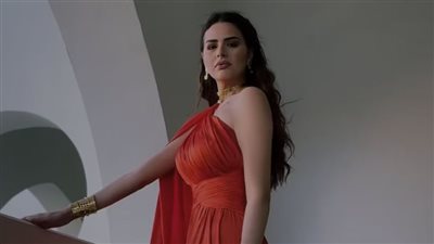 على الطريقة اليونانية.. هنادي مهنا تستعرض إطلالتها في حفل زفاف محمد فراج وبسنت شوقي