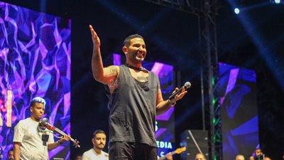 تي شيرت مقطوع.. إطلالة غريبة لـ أحمد سعد في حفله بمدينة نصر