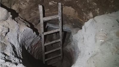 التحقيق في مصرع عامل انهارت عليه حفرة خلال تنقيبه عن الآثار بالجيزة