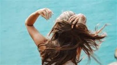 منها استخدام البلسم. تعرف على طرق لحماية شعرك في فصل الصيف