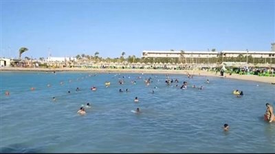 شواطئ الغردقة تستقبل أعدادا كبيرة من المصطافين رغم انتهاء عطلة عيد الفطر | بث مباشر
