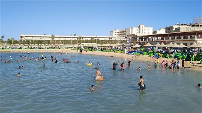 رغم انتهاء عطلة عيد الفطر.. شواطئ الغردقة تستقبل أعداد كبيرة من المصطافين | صور