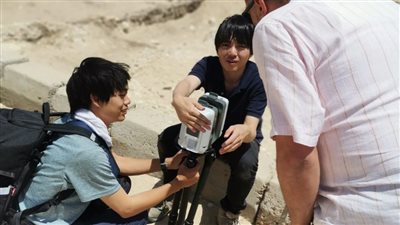 للمرة الثانية.. التلفزيون الياباني يصور حلقة وثائقية عن هرم اللاهون بالفيوم | صور