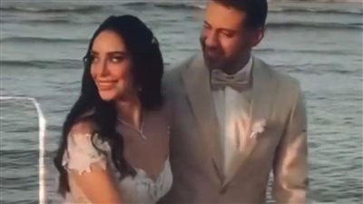 محمد فراج وبسنت شوقي يرقصان على البحر بالغردقة في حفل زفافهما