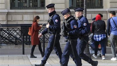 سطو مسلح على متجر مجوهرات شهير وسرقته بالعاصمة الفرنسية باريس|فيديو