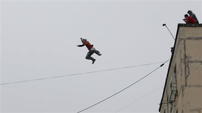 مزق شرايينه وقفز من الطابق الثالث.. شخص ينهي حياته بطريقة مأساوية بسبب الخلافات مع زوجته بالشرقية | بث مباشر 