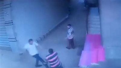 أصابه بـ 20 غرزة.. تفاصيل القبض على بلطجي تعدى على نجار مسن بالدقهلية | بث مباشر