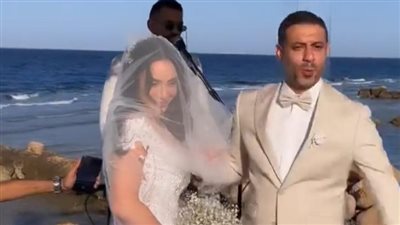 رقص بزجاجة وموقف محرج.. أبرز اللقطات من حفل زفاف محمد فراج وبسنت شوقي |صور 