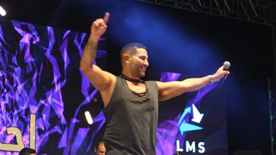 أحمد سعد لجمهور حفله بمدينة نصر: محدش هيقولك عيب لو شافك بترقص | فيديو