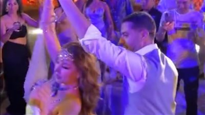 محمد فراج يثير الجدل بـ وصلة رقص مع إحدى الراقصات في حفل زفافه|صور