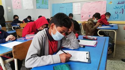 انتظام سير اللجان بامتحانات اللغة العربية للصفين الأول والثاني الإعدادي بالجيزة 