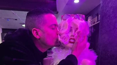 حسن شاكوش يقبل تمثال مارلين مونرو: أخيرًا لقيت بنت الجيران 