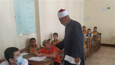 رئيس المعاهد الأزهرية يتفقد لجان امتحانات النقل للمرحلتين الابتدائية والإعدادية