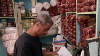 منها ضبط 10 أطنان سكر مدعم.. تحرير 100 مخالفة في حملات تموينية بالمنيا 