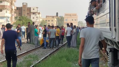 مصرع شخصين صدمهما قطار خلال عبورهما السكة الحديد بالمنيا
