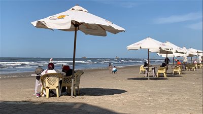 إقبال متوسط على شاطئ بورسعيد بالتزامن مع بدء امتحانات نهاية العام |صور 