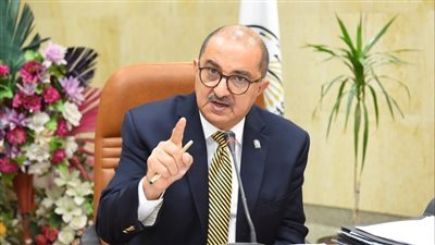 رئيس جامعة أسيوط يشارك في بحث حول الجراحات الميكروسكوبية 