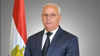 محافظ بورسعيد لـ لاعبي المصري: اللي يفكر هياخد كام غلطان.. وحب الجماهير أهم