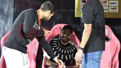 مؤمن زكريا يساند لاعبي الأهلي أمام وفاق سطيف بالملعب.. وتشجيع جنوني من الجماهير في المدرجات | بث مباشر