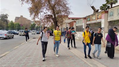 لحظة دخول طلاب الصف الثاني الثانوي لأداء امتحان التربية الدينية والمواطنة | صور