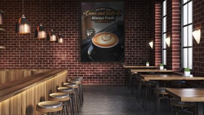 صاحب كافيه في السعودية يفصل شابا من عمله بعدما شاهده يتحدث مع والدته| فيديو