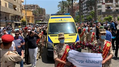 بمشاركة محافظ بورسعيد.. الآلاف يشيعون جثمان شهيد سيناء | صور