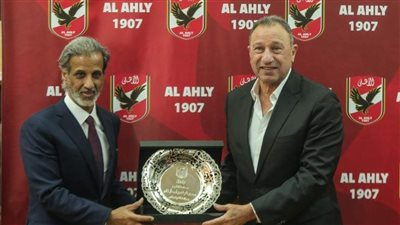 الخطيب يُهدي رئيس الاتحاد القطري درع وقميص الأهلي
