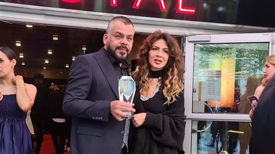 بصحبة نجلاء بدر.. منذر رياحنة يحتفل بفوز فيلم الحارة بـ جائزة الجمهور في مهرجان مالمو