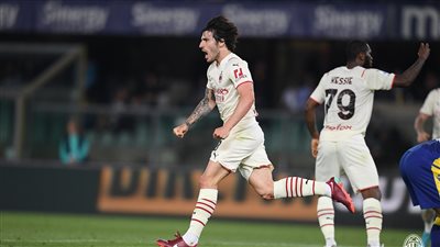 ميلان يتخطى أتلانتا بثنائية ويقترب من حصد لقب الدوري الإيطالي