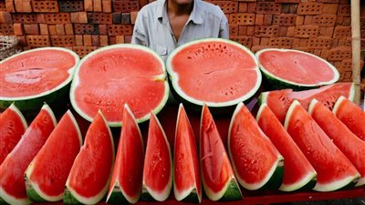 البطيخ بـ 50 جنيهًا في سوق العبور.. ارتفاع أسعار الفاكهة اليوم الاثنين 9 مايو 2022