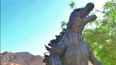 بـ 200 فردة كاوتش.. تمثال جودزيلا يزين جبال دهب بطول 5 أمتار | صور