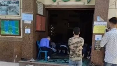 صلاة الجنازة على والدة الفنان أشرف مصيلحي في مسجد مصطفى محمود بالمهندسين | بث مباشر