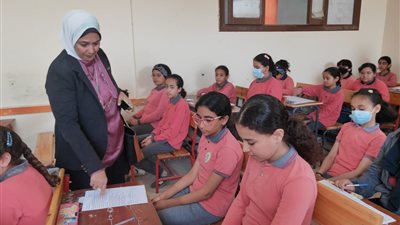 وكيلة تعليم الجيزة تتابع سير امتحانات نهاية العام.. وتشدد على اتباع الإجراءات الاحترازية | صور