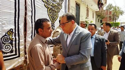 محافظ الشرقية يُؤدي واجب العزاء لأسرة شهيد سيناء في بلبيس