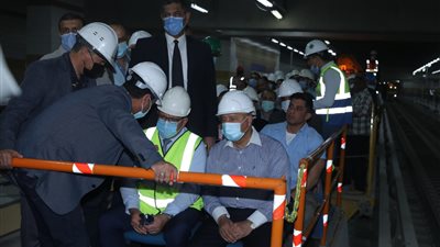 وزير النقل يتفقد أعمال تنفيذ المرحلة الثالثة لمترو الأنفاق