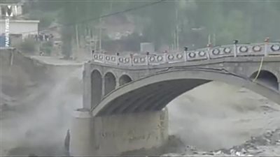 انهيار جسر تاريخي عتيق في باكستان.. ما القصة؟