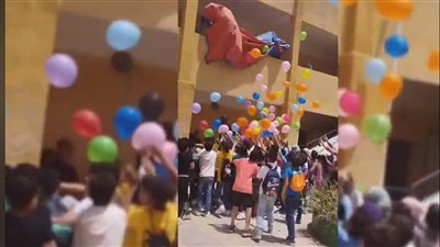 السما بتمطر بلالين.. مديرة مدرسة تودع تلاميذها بطريقة طريفة بالعريش| فيديو