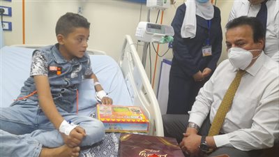 خالد عبد الغفار يقدم هدايا تذكارية لأطفال العناية المركزة في مستشفى شربين المركزي