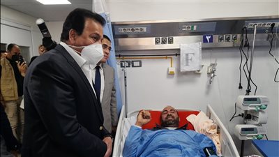 مريض بالعناية المركزة خلال زيارة الوزير: أنا فوقت لما عرفت إنك جاي