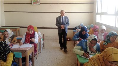 وكيل تعليم كفر الشيخ يقرر إحالة مدير مدرسه وموجه للتحقيق لعدم الانضباط في الامتحانات | صور