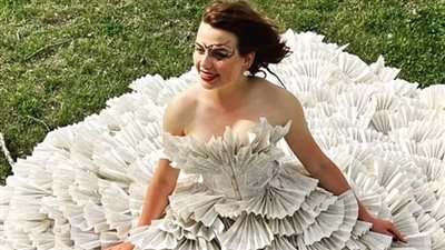 السلسلة ساعدتها في تخطي أزمة طلاق والديها.. طالبة تصنع فستانًا من صفحات كتب هاري بوتر | صور