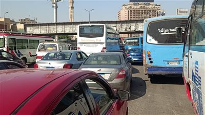 تكدس في بعض المناطق.. تعرف على الحالة المرورية بميادين ومحاور القاهرة والجيزة