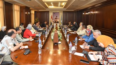 محافظ الإسكندرية يكلف رؤساء الأحياء بإعادة هيكلة وتنظيم العمل