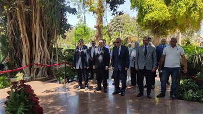 محافظ القليوبية وسفير أذربيجان يضعان إكليلا من الزهور على تمثال الزعيم حيدر علييف في ذكرى ميلاده