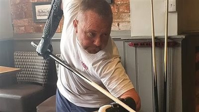 بتر رباعي و30 عملية جراحية.. بريطاني يحترف البلياردو بعد فقدان جميع أطرافه بسبب مرض نادر 