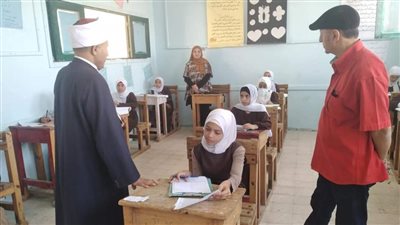 رئيس المنطقة الأزهرية بالبحر الأحمر يتابع سير امتحانات النقل | صور