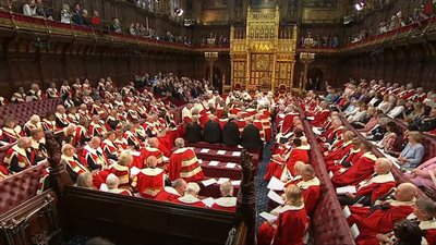 مثل الأفلام.. أبرز مشاهد افتتاح الأمير تشارلز جلسة البرلمان البريطاني بارتداء الغالبية للملابس التراثية